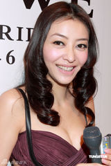 幻灯图：熊黛林美胸秀性感 对自己身材有信心