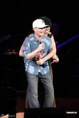 组图：曹格个唱力证与侧田兄弟情 刘德华低调助阵