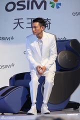 高清图：刘德华为代言品牌站台 白西装潇洒倜傥