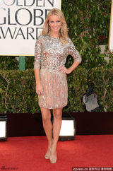 组图：金球奖布鲁克-安德森亮片短裙秀长腿