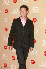 组图：刘烨酷帅造型牵手李小冉 潮妈琦琦秀性感