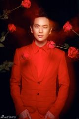 组图：张晓龙幻影写真上演神秘诱惑