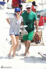 组图：哈里森现身海滩 妻子卡利斯塔身材姣好