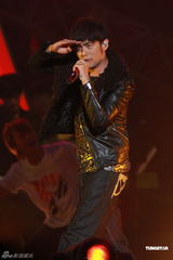 组图：周杰伦大秀吉他钢琴 与温岚合唱情歌