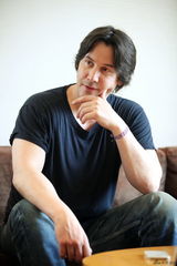 组图：对话基努-里维斯 剥去面纱还是那么酷