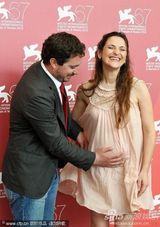 高清：《后事》记者会 泽格斯怀孕被导演摸大肚送吻