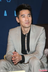 组图：赵薇宽松装扮携赵又廷亮相台湾