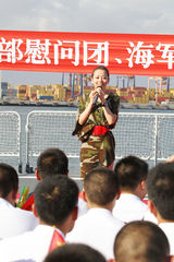组图：张靓颖献唱舟山舰 英姿潇洒慰问护航官兵 