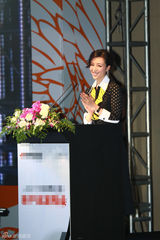 组图：张静初沪上出席代言 笑容迷人秀低调OL风