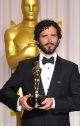 高清组图：奥斯卡后台获奖众星举金人光彩照人