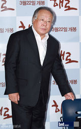 组图：韩国演员朱铉艺秀晶出席电影《偕老》首映