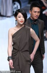 组图：殷桃客串走秀尽显裸背诱惑