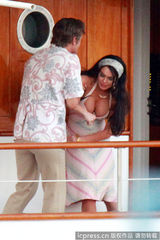 组图：林赛着爆乳吊带裙撕打不慎露半球