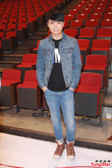 组图：金曲榜颁奖星光黯淡 张敬轩献主持处女秀