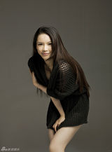 组图：“小舒淇”潘霜霜写真秀性感 称坚决不当小三