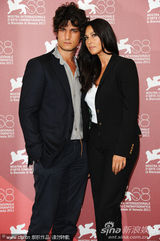 组图：《炎夏》记者会 贝鲁奇中性装亮相也妩媚