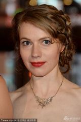 组图：《耶稣受难像》首映 安娜大秀美背显优雅