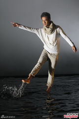 组图：蓝奕邦新歌忆亡母 望觅得如意伴侣