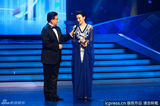 组图：小宋佳凭《悬崖》获最佳女演员奖