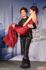 组图：《女王的诞生》孙耀威抱起杨谨华体力佳