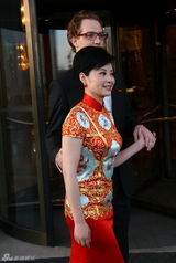 组图：袁莉婚礼晚宴着旗袍喜庆 外籍老公帮开车门