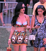 组图：水果姐亮相派对春意盎然 紧身胸衣秀乳沟