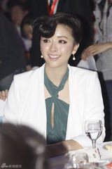 组图：孙悦现身慈善盛典被错认 窦骁刘烨同席零交流