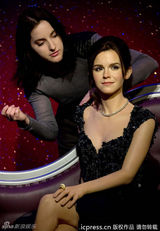 组图：艾玛-沃特森蜡像揭幕 深V礼服性感抢镜