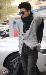 高清图：贾乃亮街拍LOOK开衫毛衣搭配温暖围巾