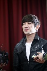 组图：韩国神话组合成员李珉宇结束兵役与粉丝见面