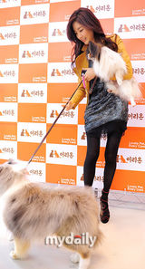 组图：韩国女艺人金莎朗参加宠物网站宣传