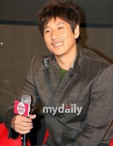 组图：崔江熙李善均宣传《罗曼史》 现场搞怪不断