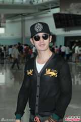 组图：黄晓明黑超抵港心情好 粉红裤带不慎外露