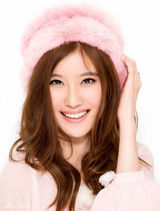 幻灯图集：张如意冬日写真 粉色装扮暖意融融