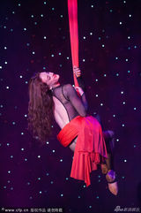 组图：半裸女模拍年历画面香艳 黑丝酥胸遍地是