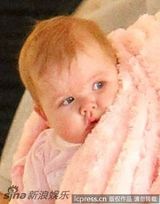 组图：妮可-基德曼全家出行乐融融 小女儿首露面