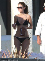 组图：玛丽亚-曼努诺三点式涂防晒霜 性感撩人