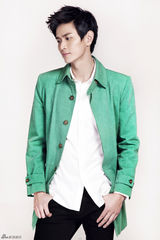 组图：鲍春来笑容温暖寒冬 真性情帅气迷人