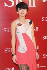 组图：徐濠萦不与老公过节 郭蔼明带妹妹亮相