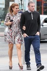 组图：曼联悍将妻为友人庆生 白纱黑裙大腿隐现