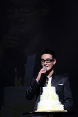 幻灯图：安七炫退伍后举办见面会答谢粉丝