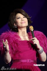 组图：蔡琴百万精华上海演唱会 回忆往事泪盈眼眶