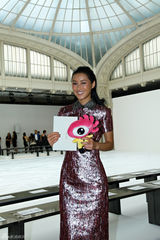 组图：陈燃夏雨现身时装周 打造优雅知性女性形象