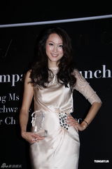 组图：童爱玲出席活动不慎跌倒 膝盖擦伤仍坚持