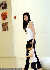 组图：林熙蕾抱女儿玩耍等老公 发现偷拍忙闪人