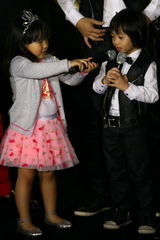 组图：《爸爸去哪儿》将播 李湘女儿偷吻小小志