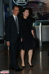 组图：晶刚香港大婚 伏明霞手挽丈夫梁锦松现身