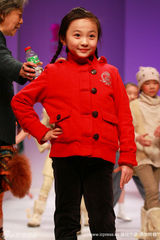 幻灯图集：国际时装周童装专场 林妙可不输超模 
