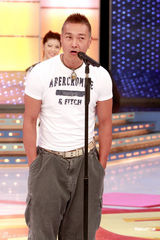 幻灯图：米雪等上节目胸爆气球 暧昧游戏姿势引遐想