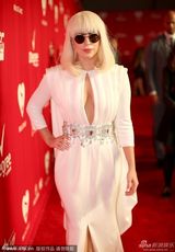 组图：GaGa古典白裙现格莱美晚宴 胸门大开性感